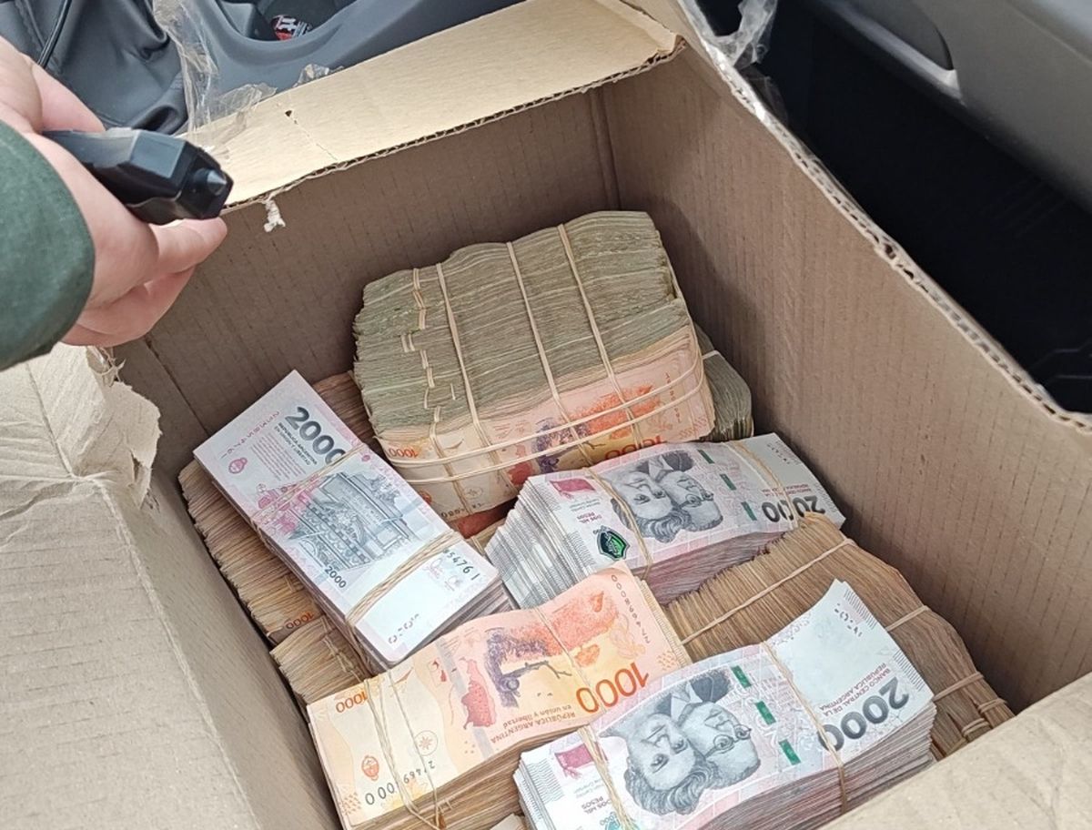 Lo demoraron en González Catán por llevar $12 millones en una caja de cartón