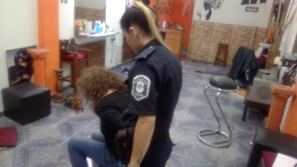 Violento robo en una peluquería de Ituzaingó: una mujer detenida