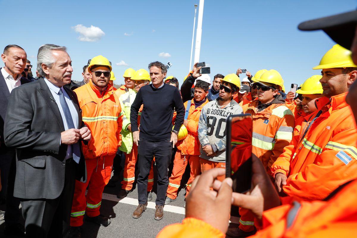 Merlo: Alberto con obreros de la Autopista Presidente Perón