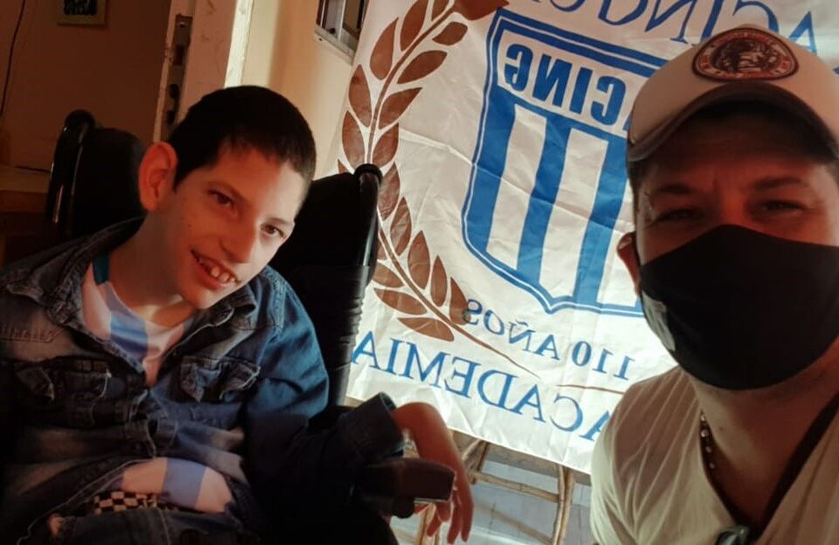 Un merendero que pertenece a una filial de Racing Club pide ayuda para un joven vecino que sufre parálisis cerebral