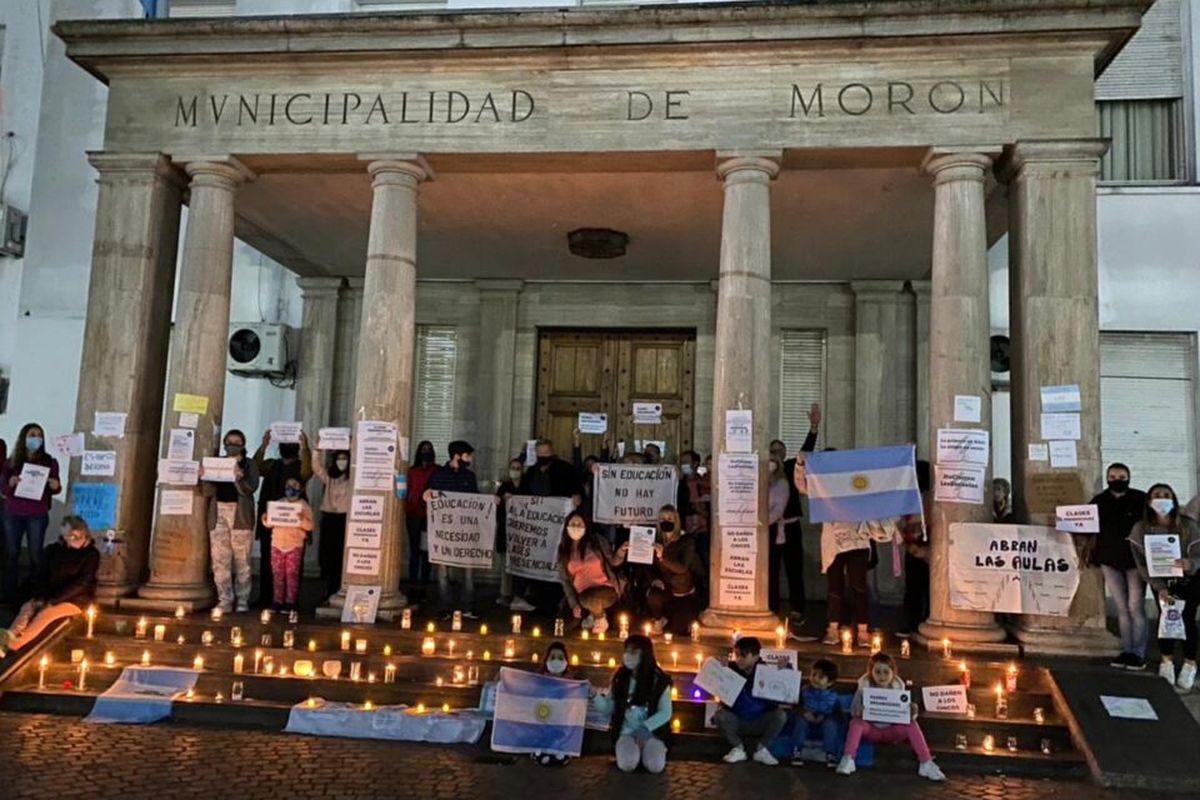 Padres organizados realizaron vigilias en el oeste para pedir por las clases presenciales