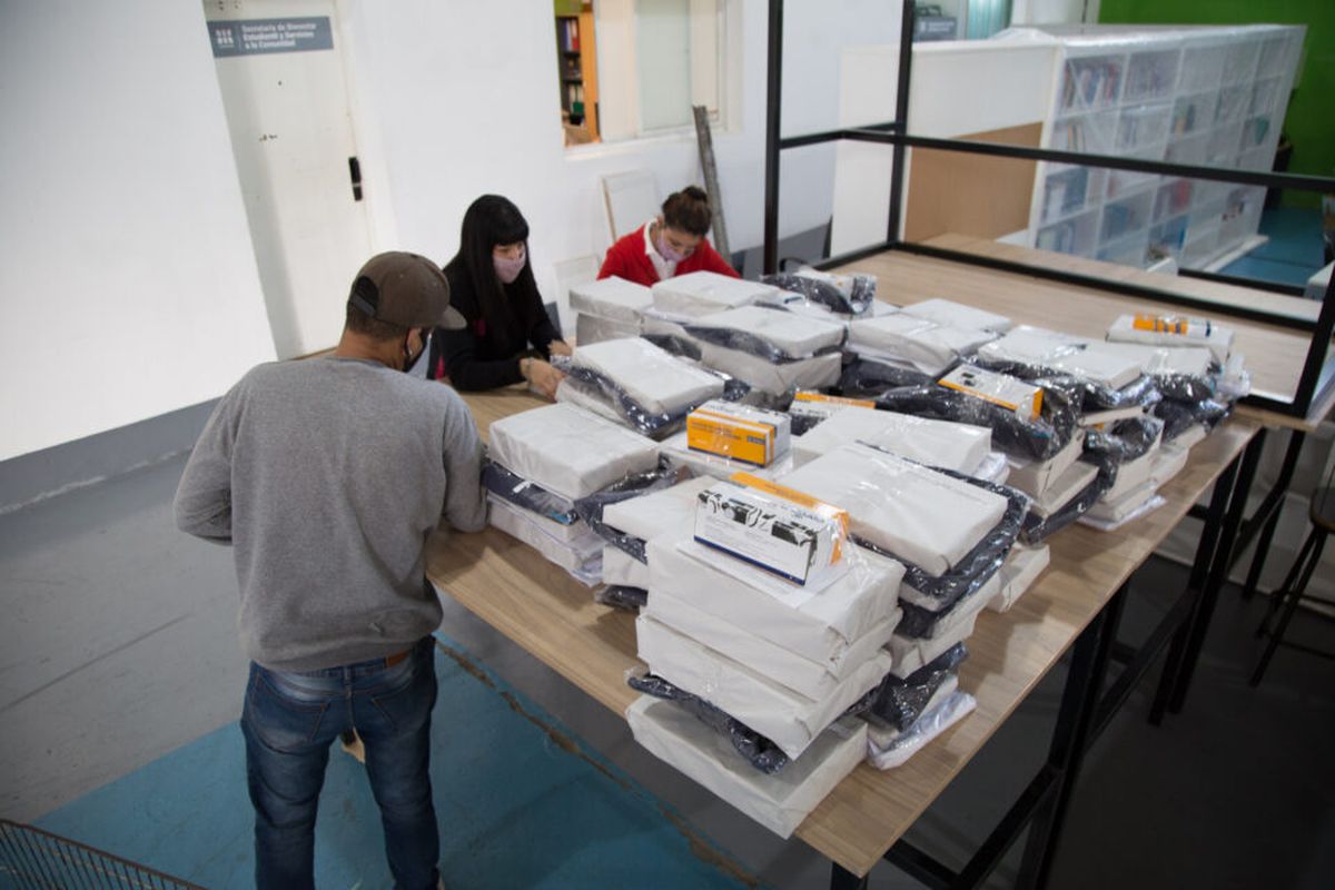 La UNAHUR entregó más 2100 becas de apuntes a estudiantes