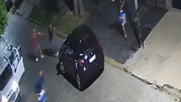 altText(Video: casi se llevan a un nene en el robo de un auto en Isidro Casanova)}