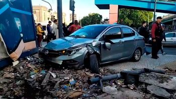 Perdió el control del auto y chocó contra una garita policial en Ciudadela