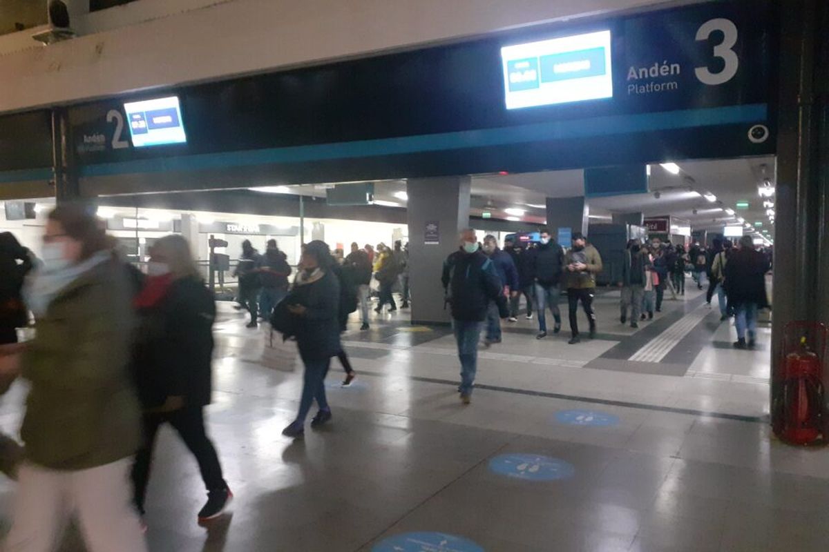 Quejas de usuarios del Tren Sarmiento: aseguran que redujeron la frecuencia del servicio y no hay controles en todas las estaciones