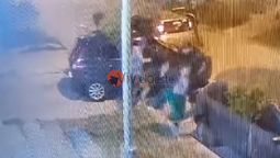 altText(Video: les robaron el auto a los golpes y tirándolos de los pelos en Isidro Casanova)}