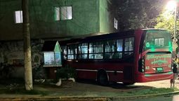 altText(Un colectivero se resistió a un robo en Lomas del Mirador y terminó arrollando una casa)}