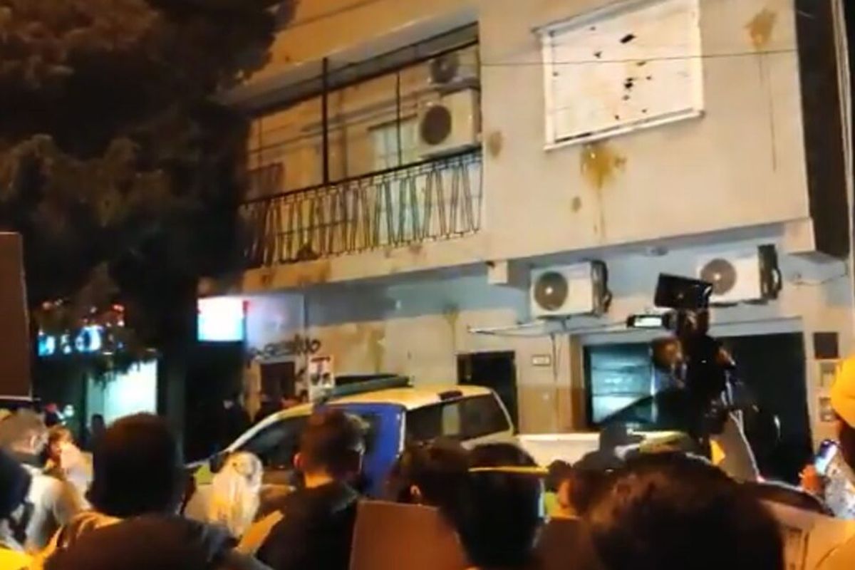 Intentaron linchar al hombre que mató a un perro: vecinos que viven en el mismo complejo del acusado sufrieron el escrache en su propia casa