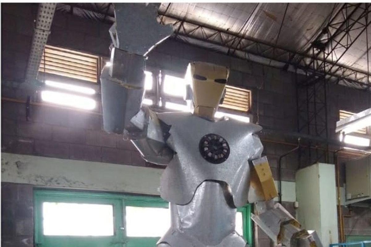 “Iron Man de Ituzaingó”, piden donaciones para terminar una impactante escultura de 7 metros