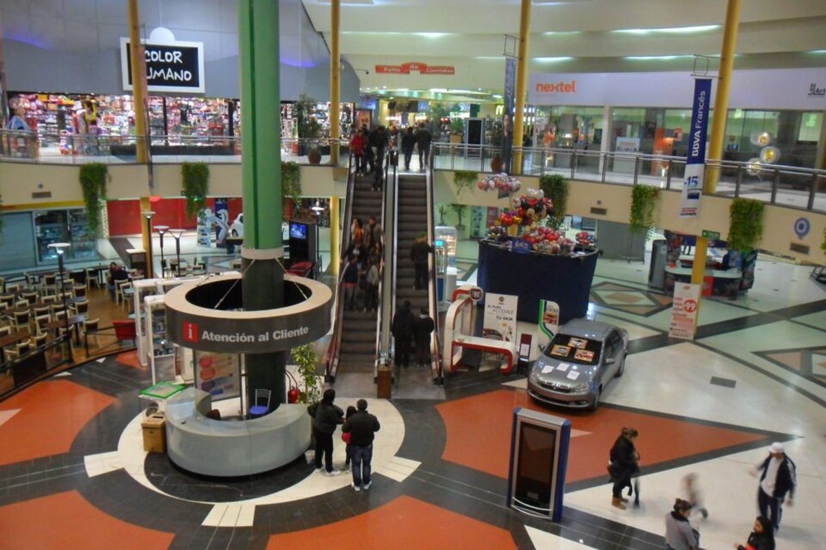 Permitieron la apertura de shoppings y centros comerciales de Moreno en “formato galería”