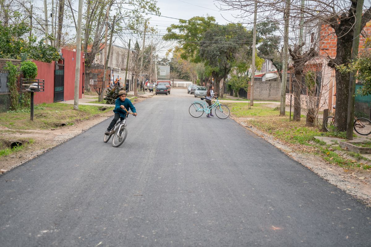Asfaltaron 15 cuadras y renovaron una plaza de Paso del Rey por primera vez en su historia