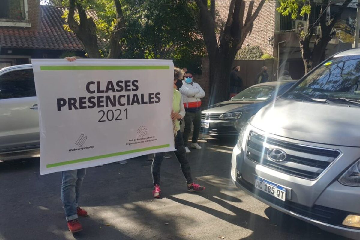 Vecinas de Hurlingham increparon a Kicillof en su recorrida con Zabaleta y pidieron por la vuelta a clases